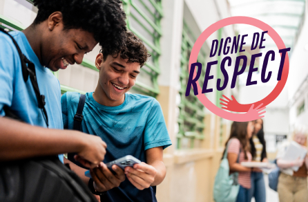 Deux jeunes hommes regardent un téléphone en riant. Le logo « Digne de respect » est en haut à droite.